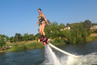 chica volando mientras practica flyboard.jpg